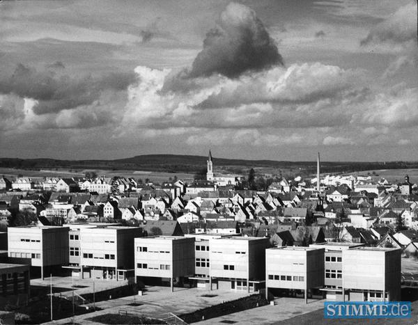 1971 - Mittelalter und 20. Jahrhundert vereint der Blick auf die 1969 eröffnete Grund- und Hauptschule und den alten Stadtkern.