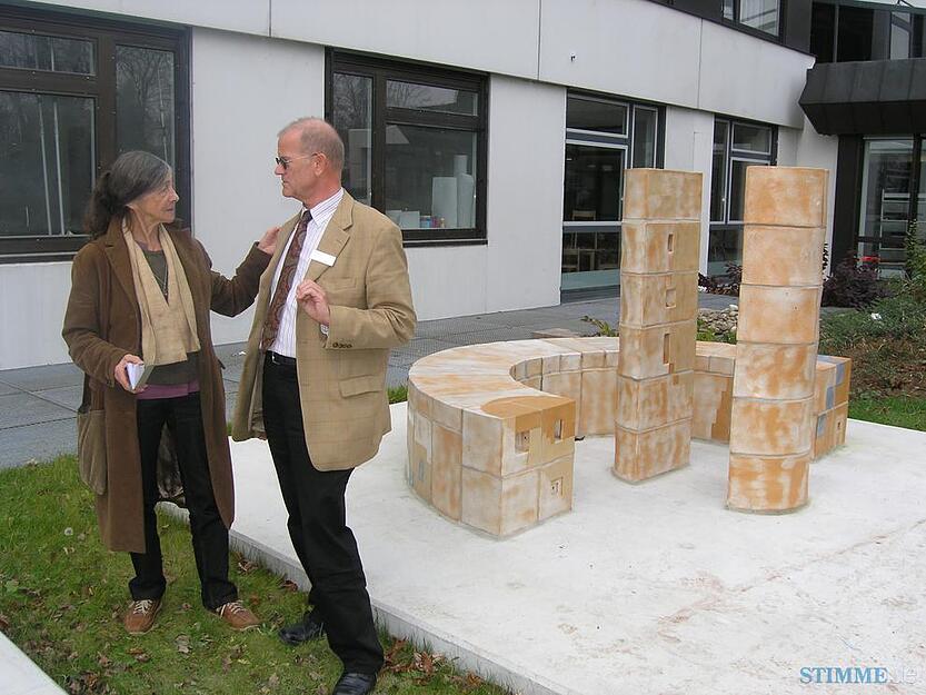 November 2008: Keramikskulpturen von Lee Babel stehen vor dem &Ouml;hringer Krankenhaus. Die K&uuml;nstlerin ist mit dem Gesch&auml;ftsf&uuml;hrer der Hohenloher Krankenhaus GmbH Dieter Bopp im Gespr&auml;ch.