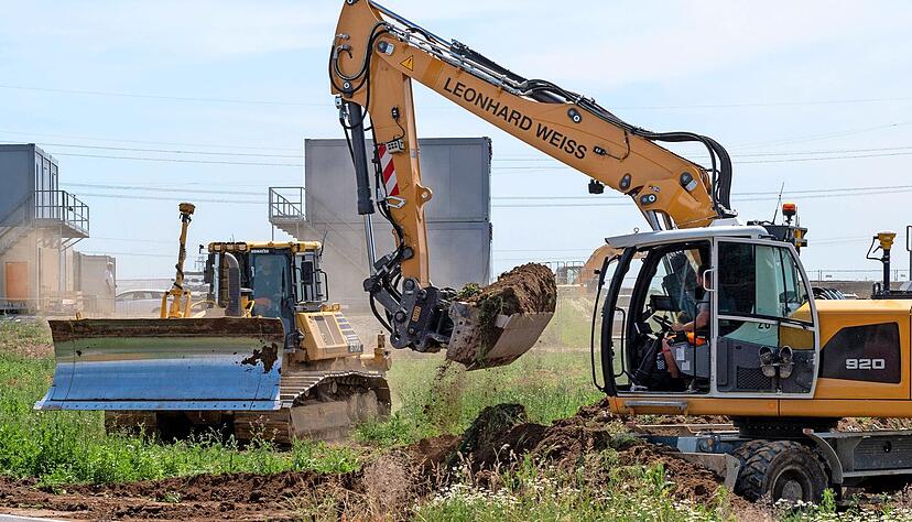 Anfang dieser Woche ist schweres Ger&auml;t im Gebiet "Obere Fundel" anger&uuml;ckt, um alles f&uuml;r den Rohbau vorzubereiten.
Foto: Mario Berger