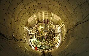 Der Bo&szlig;lertunnel ist im Rohbau fertig. Am Ausgang steht der Kopf der Bohrmaschine namens K&auml;thchen. Sie wird demontiert.