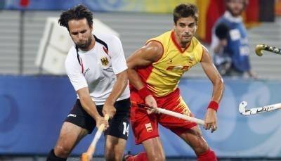 Tibor Weissenborn (l) im Zweikampf mit dem Spanier Pol Amat. Tibor Weissenborn (l) im Zweikampf mit dem Spanier Pol Amat.