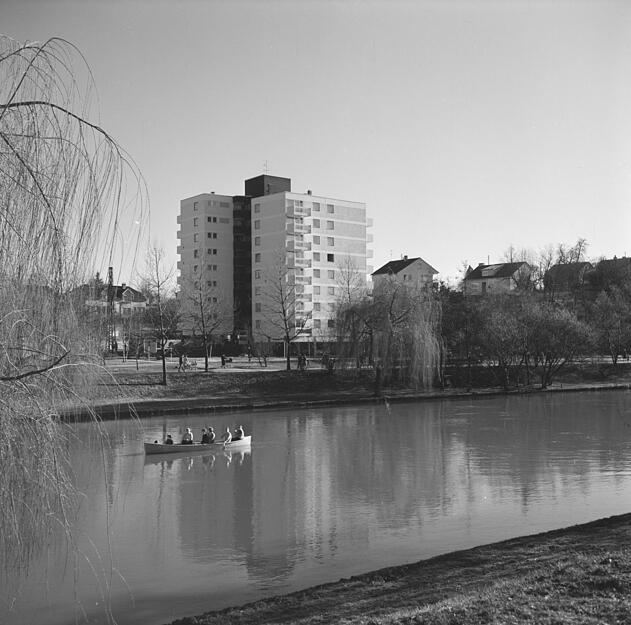 Das Hochhaus befindet sich direkt am Neckar und in unmittelbarer Nähe des Freibads Neckarhalde. Aufnahme aus dem Jahr 1966.