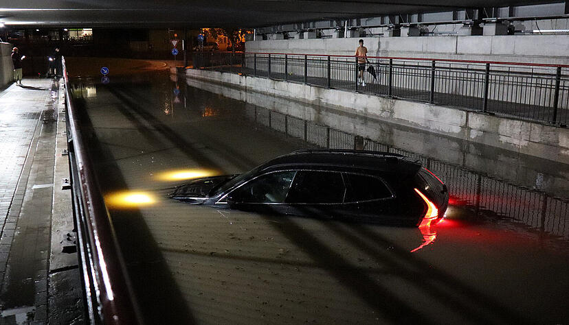 In der sogenannten Siemens-Unterf&uuml;hrung in Bruchsal steht ein Pkw in einer Unterf&uuml;hrung nach einem schweren Gewitter bis zur Motorhaube im Wasser.