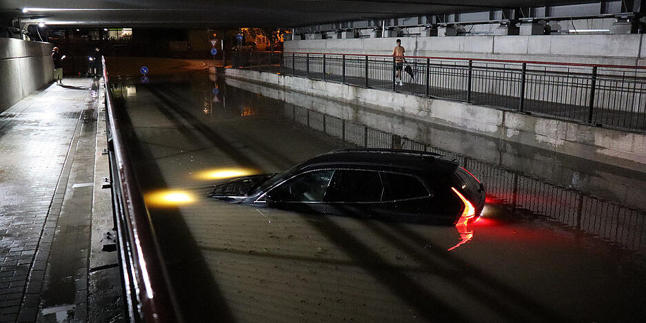 In der sogenannten Siemens-Unterf&uuml;hrung in Bruchsal steht ein Pkw in einer Unterf&uuml;hrung nach einem schweren Gewitter bis zur Motorhaube im Wasser.