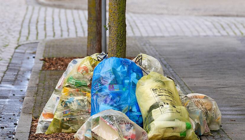 Müll aus Haushalten am Straßenrand - der größte Posten bei den Abfällen entsteht allerdings anderswo. (Archivbild) Müll aus Haushalten am Straßenrand - der größte Posten bei den Abfällen entsteht allerdings anderswo. (Archivbild)