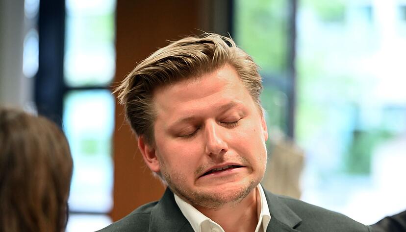 Vor dem Amtsgericht: El Hotzo.