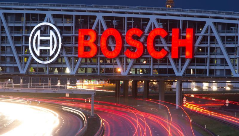 Autos fahren unter einer Br&uuml;cke mit dem Bosch-Logo entlang. Foto: Sebastian Kahnert/Archiv