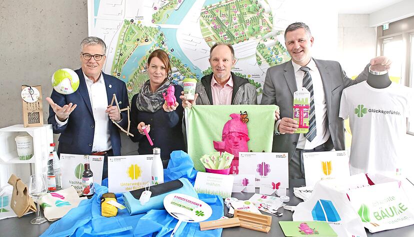 Sie tischten gestern 60 verschiedene Souvenirs, aber auch Getränke und andere Genussmittel auf: (von links) Buga-Chef Hanspeter Faas, Kerstin Berner-Göbel von Profi Present, Georg Scheerer von Teusser, Gregor Mogalle von Langnese .
Fotos: Ralf Seidel