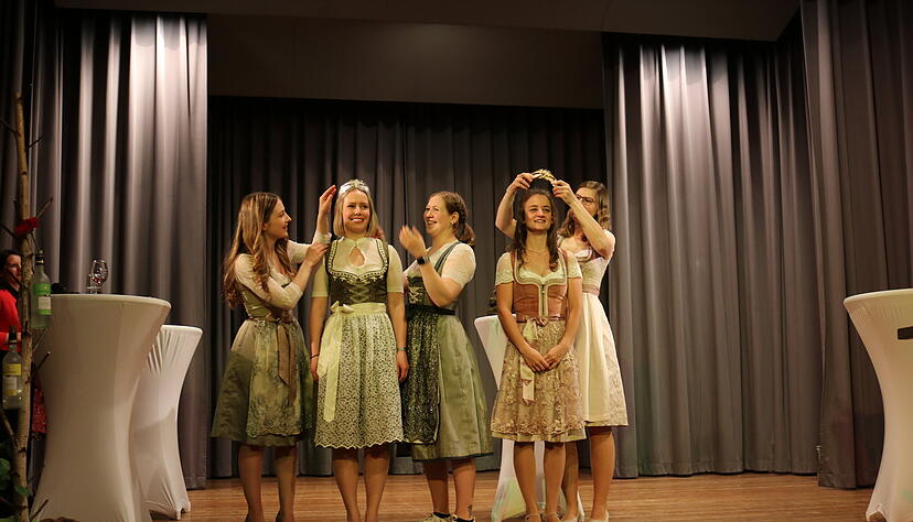 Der große Moment: Von den ehemaligen Weinhoheiten werden die neue Königin Natalie Schäfter (rechts) und Prinzessin Alisa Seez (links) auf der Bühne der Ingelfinger Stadthalle gekrönt.