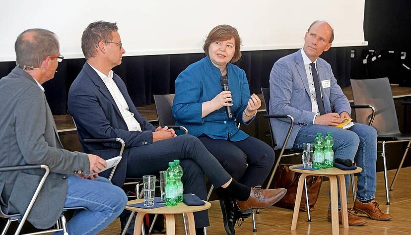 Auf dem Podium im Bildungscampus (von links): Journalist Simon Gajer, Schulleiter Frank Schuhmacher, Wissenschaftlerin Havva Engin und Niels Joeres von &bdquo;Schule ohne Rassismus&ldquo;.
