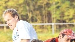 Kampf um den Ball zwischen Detlef Liehs (vorn Mühlbach) und den beiden Neckarbischofsheim Markus Schäfer und Daniel Heinrich .Foto: Klaus Krüger Kampf um den Ball zwischen Detlef Liehs (vorn Mühlbach) und den beiden Neckarbischofsheim Markus Schäfer und Daniel Heinrich .Foto: Klaus Krüger