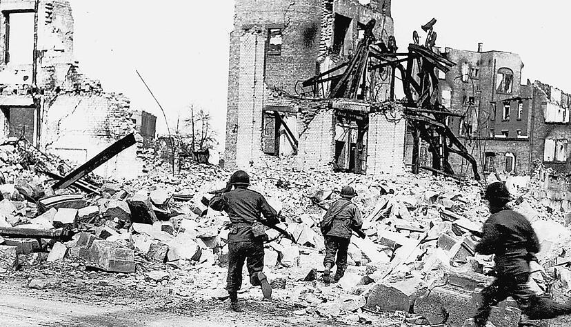 Amerikanische Soldaten in der Ruinenstadt Heilbronn: Der ehemalige Stimme-Redakteur Uwe Jacobi sagt, das Foto sei für einen US-Kriegsberichterstatter als dramatische Illustration gestellt worden. Stadtarchiv-Direktor Christhard Schrenk hat es jetzt auch in einem US-Archiv entdeckt. Fotos: Archiv/Jacobi Amerikanische Soldaten in der Ruinenstadt Heilbronn: Der ehemalige Stimme-Redakteur Uwe Jacobi sagt, das Foto sei für einen US-Kriegsberichterstatter als dramatische Illustration gestellt worden. Stadtarchiv-Direktor Christhard Schrenk hat es jetzt auch in einem US-Archiv entdeckt. Fotos: Archiv/Jacobi