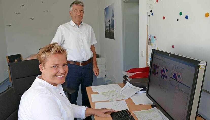 Trotz Computerprogramm machen Karin Plötzner und Bernhard Gärttner viel von Hand, um den bestmöglichen Stundenplan zu erstellen.
Foto: Helga El-Kothany