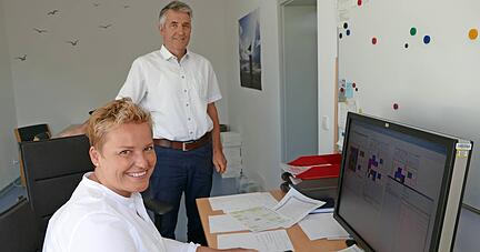 Trotz Computerprogramm machen Karin Plötzner und Bernhard Gärttner viel von Hand, um den bestmöglichen Stundenplan zu erstellen.
Foto: Helga El-Kothany