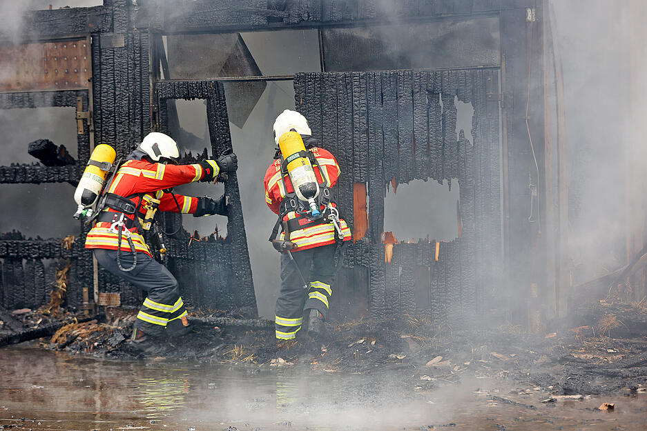 Brand einer Scheune und Wohnwagen in Bad Friedrichshall - Hagenbach, Willenbacher Grund