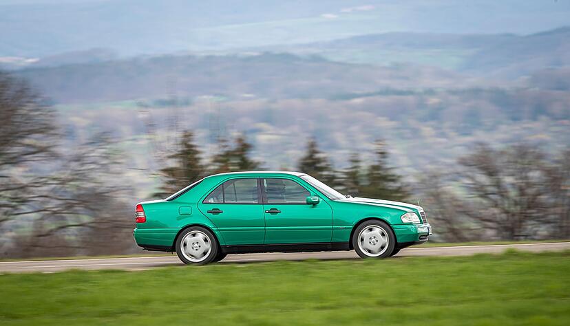 Es grünt so grün: Es gab in den 1999er Jahren eine Phase, wo die Lackpaletten auch von Premiumherstellern durchaus bunter wurden. Es grünt so grün: Es gab in den 1999er Jahren eine Phase, wo die Lackpaletten auch von Premiumherstellern durchaus bunter wurden.