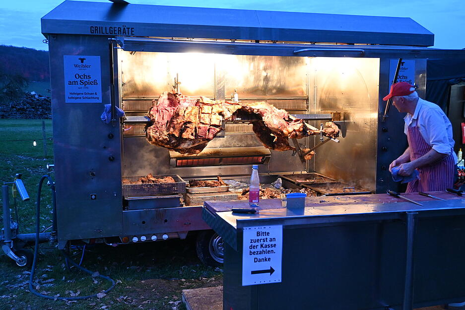 Nicht nur für Wein ist beim Rebenglühen gesorgt: Die Besucher können sich auch über Essen wie Ochs am Spieß freuen.