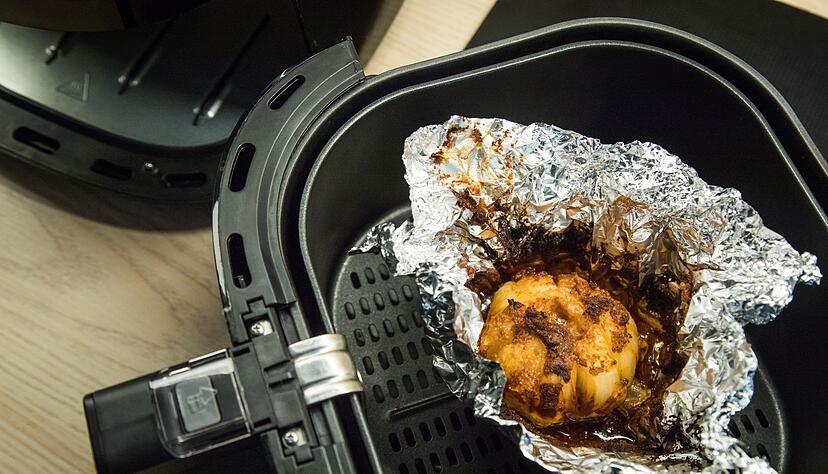 Keine gute Idee: Durch die Alufolie im Airfryer kann die Luftzirkulation gest&ouml;rt werden - die Lebensmittel werden so weniger knusprig.