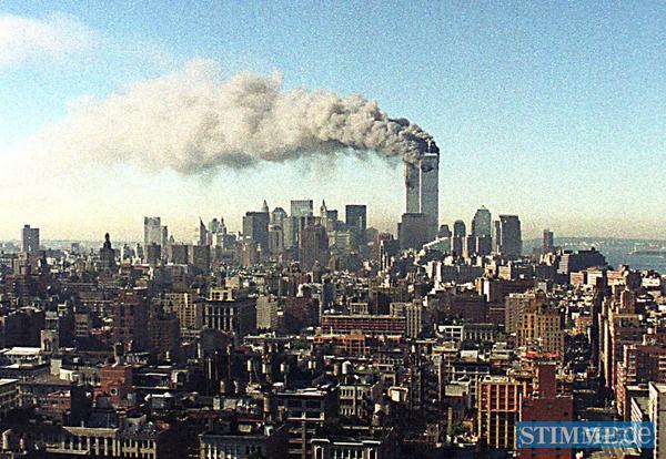 Blick &uuml;ber das H&auml;usermeer von Manhattan auf die brennenden Zwillingst&uuml;rme des World Trade Centers am Dienstag (11.09.2001). Zwei Flugzeuge sind innerhalb von k&uuml;rzester Zeit in das World Trade Center in New York gest&uuml;rzt - der Beginn einer Serie von verheerenden Terroranschl&auml;gen in den USA.