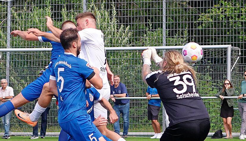Irgendwie verl&auml;ngert Hannes Scherer (in wei&szlig;) den Ball zum 3:0 des FSV Hollenbach. Mutschelbachs Torh&uuml;ter Patrik Salscheider kommt zu sp&auml;t.
Fotos: Marc Schmerbeck