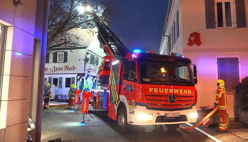 Gro&szlig;brand in Metzinger Innenstadt: Historische Weinstube betroffen.