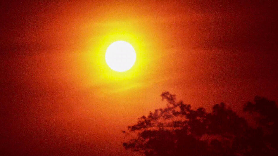 Je tiefer der Mond &uuml;ber dem Horizont stehe, desto st&auml;rker werde das Licht gestreut.