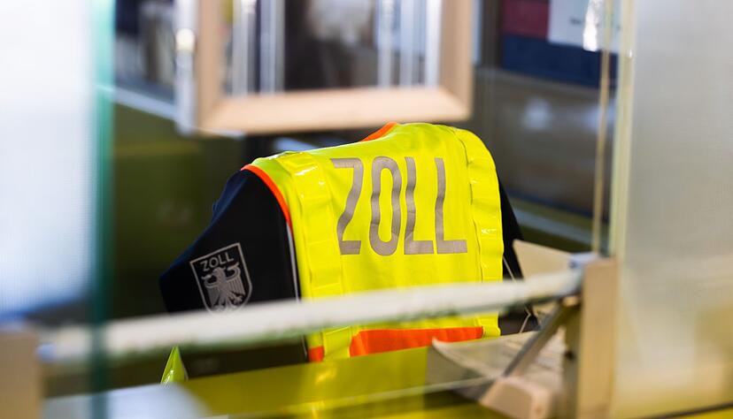 Der Zoll achtet bei der Kontrolle auch darauf, ob bestimmte Mengen nicht &uuml;berschritten wurden. (Archivbild)