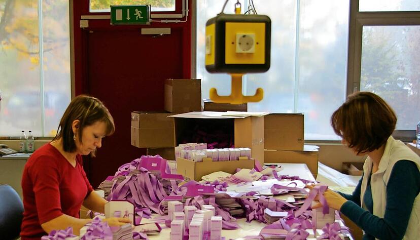 Bei H&ouml;hing in den B&ouml;llinger H&ouml;fen wird noch sehr viel mit der Hand gearbeitet &minus; etwa wenn die Kunden besonders aufwendige Verpackungen fordern.Fotos: H&ouml;hing