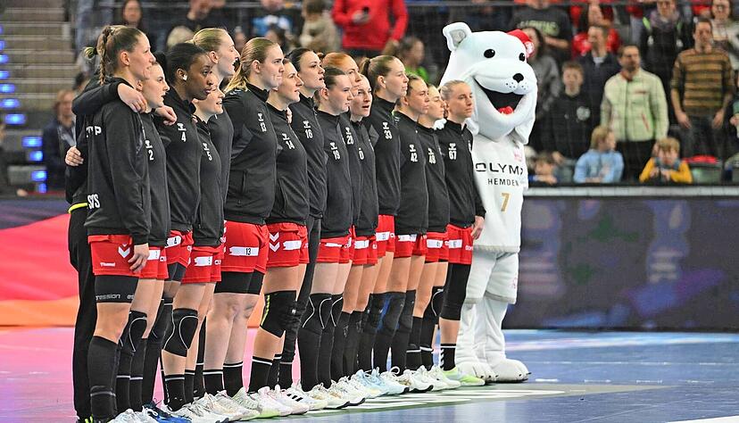 Am Dienstag hatte selbst Hündin Lotte, das Maskottchen der HB Ludwigsburg (rechts), nichts mehr zu lachen. Nach nur einem Jahr Bundesliga-Zugehörigkeit endet die Zeit des Double-Siegers in der deutschen Eliteklasse vorzeitig. Am Dienstag hatte selbst Hündin Lotte, das Maskottchen der HB Ludwigsburg (rechts), nichts mehr zu lachen. Nach nur einem Jahr Bundesliga-Zugehörigkeit endet die Zeit des Double-Siegers in der deutschen Eliteklasse vorzeitig.