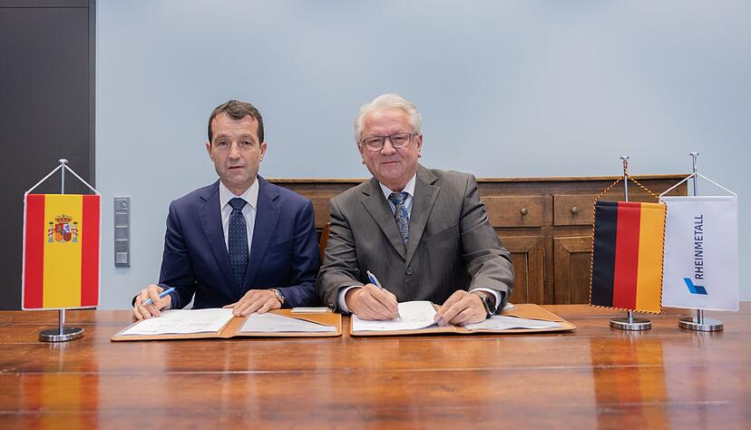 Gute Laune nach der Unterschrift.