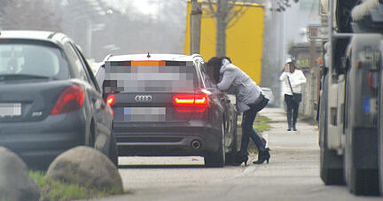 Seit 2012 gibt es in der Hafenstraße den Straßenstrich. Wegen Corona war Prostitution seit März 2020 lange verboten. Einzelne schafften den Ausstieg.
Foto: Mario Berger Seit 2012 gibt es in der Hafenstraße den Straßenstrich. Wegen Corona war Prostitution seit März 2020 lange verboten. Einzelne schafften den Ausstieg.
Foto: Mario Berger