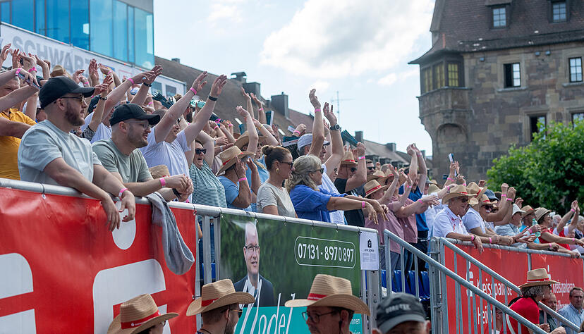 Für gute Stimmung auf dem Marktplatz sorgen die Zuschauer. Für gute Stimmung auf dem Marktplatz sorgen die Zuschauer.