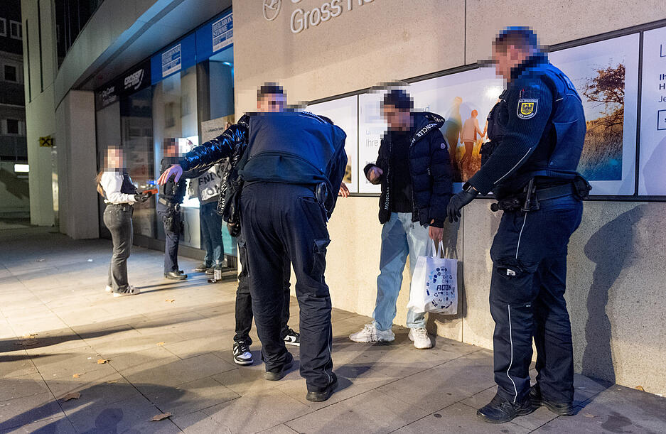 Auf H&ouml;he der Gesch&auml;ftsstelle der Heilbronner Stimme in der Kaiserstra&szlig;e f&uuml;hren die Polizisten Personenkontrollen durch.