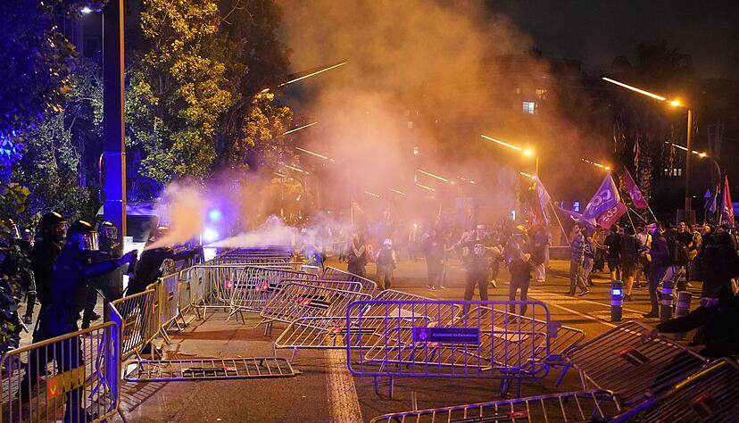 Auch in der Nähe des israelischen Konsulats in Barcelona kam es zu Unruhen. Auch in der Nähe des israelischen Konsulats in Barcelona kam es zu Unruhen.