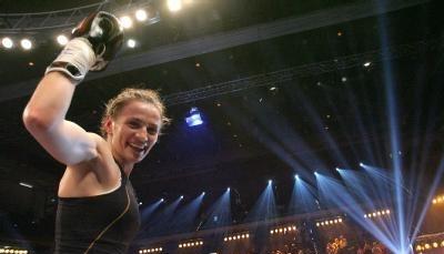 Ina Menzer freut sich &uuml;ber ihren Sieg.