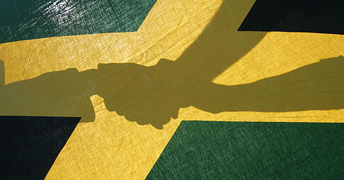 ARCHIV - ILLUSTRATION - Drei Hände vereinigen sich am in Frankfurt hinter der Landesfahne von Jamaika in den Farben schwarz, gelb und grün (Archivfoto). 

Schwarz, Gelb und Grün sind nicht nur die Farben der Flagge von Jamaika. Auch deutsche Parteien tragen diese Farben.

ACHTUNG: Dieses Bild hat dpa auch im Bildfunk gesendet. Foto: Frank Rumpenhorst/dpa +++(c) dpa - Nachrichten für Kinder+++ | Verwendung weltweit