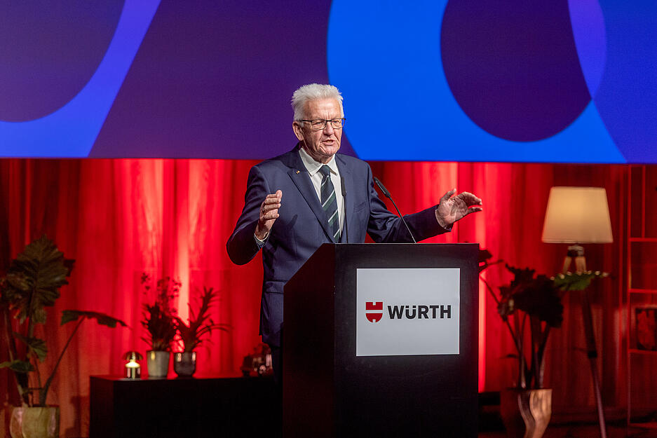 Kretschmann brachte Würth Pflanzensamen mit. Keine gewöhnlichen. Sondern von Mammutbäumen, die im Park um seinen Amtssitz stehen. Sie sind riesengroß und unerschütterlich. Kretschmann brachte Würth Pflanzensamen mit. Keine gewöhnlichen. Sondern von Mammutbäumen, die im Park um seinen Amtssitz stehen. Sie sind riesengroß und unerschütterlich.