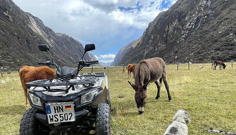 Mit dem Quad fahren Walter und Julia Stein in die entlegensten Winkel dieser Welt. Das Wohnmobil wird zwischendurch immer wieder geparkt. Mit dem Quad fahren Walter und Julia Stein in die entlegensten Winkel dieser Welt. Das Wohnmobil wird zwischendurch immer wieder geparkt.