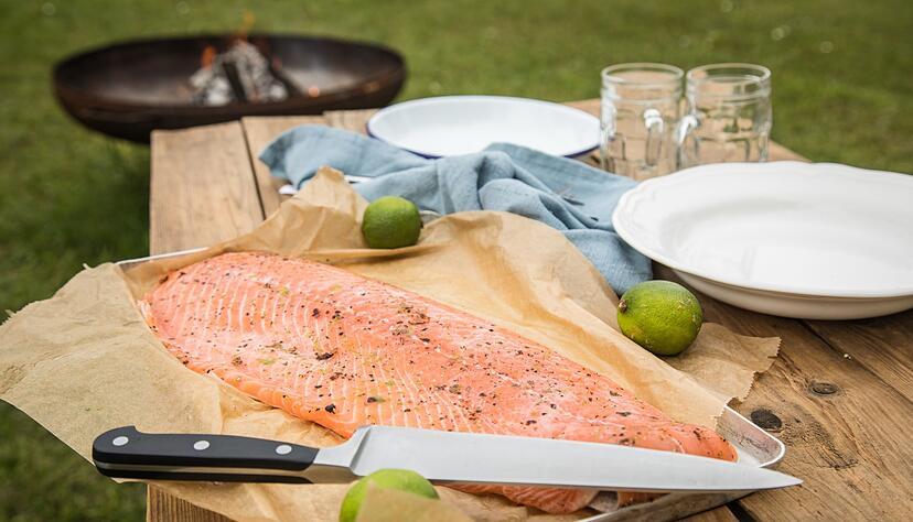 Nicht nur in Lachs stecken jede Menge wertvolle Omega-3-Fettsäuren. Sie sind ein wichtiger Bauteil unserer Zellhüllen. Nicht nur in Lachs stecken jede Menge wertvolle Omega-3-Fettsäuren. Sie sind ein wichtiger Bauteil unserer Zellhüllen.