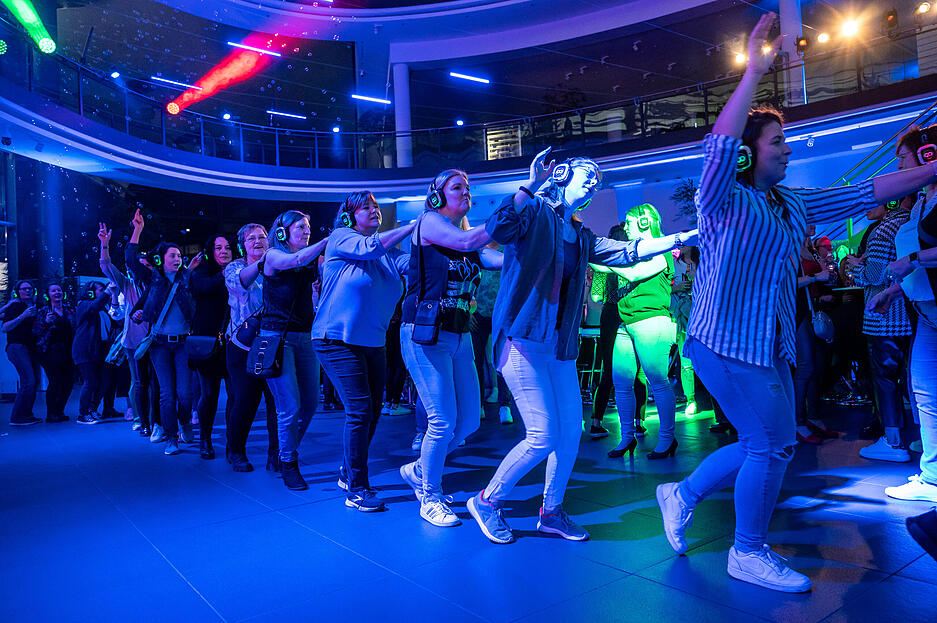 Party mit Kopfh&ouml;rern: Silent-Disco im Audi-Forum in Neckarsulm