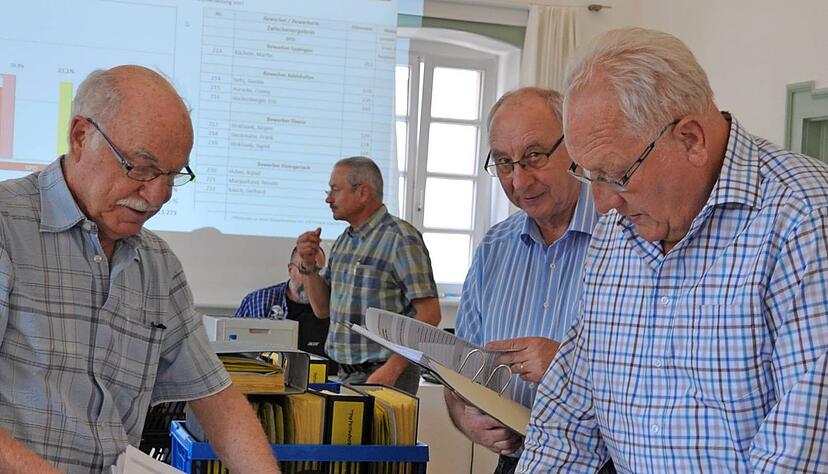 Viel Arbeit wartete auf den Wahlausschuss in Eppingen: Gegen 17.15 Uhr am Montag stand das Ergebnis der Gemeinderatswahl fest.
Foto: Alexander Hettich Viel Arbeit wartete auf den Wahlausschuss in Eppingen: Gegen 17.15 Uhr am Montag stand das Ergebnis der Gemeinderatswahl fest.
Foto: Alexander Hettich