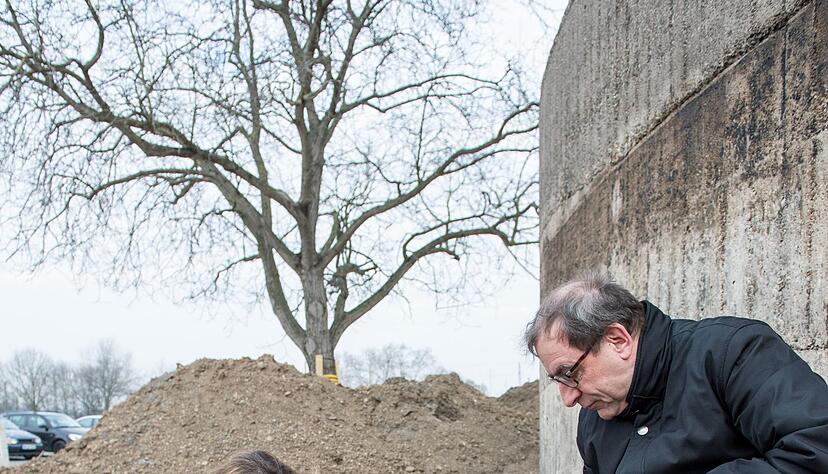 Über eine Metallrampe wird das markante Gebäude zugänglich gemacht. Infotafeln sollen auf die Historie hinführen.