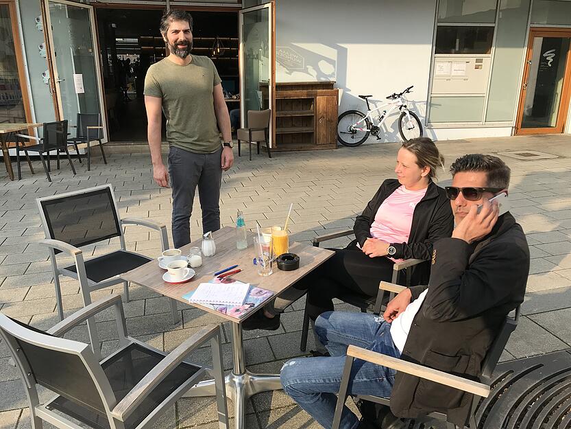 Hilfsbereit selbst in schwieriger Zeit: Ilker Ersin (l.), Geschäftsführer des Restaurants Wilma Wunder am Hafenmarkt, will die eingelagerten frischen Lebensmittel der Tafel spenden. Hilfsbereit selbst in schwieriger Zeit: Ilker Ersin (l.), Geschäftsführer des Restaurants Wilma Wunder am Hafenmarkt, will die eingelagerten frischen Lebensmittel der Tafel spenden.