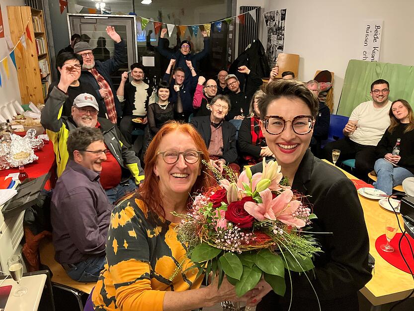 Wahlparty der Linken in Schwäbisch Hall: Blumen und Jubel für Linken-Direktkandidatin Ellena Schumacher-Koelsch (rechts) . Kreissprecherin Silvia Ofori freut sich mit ihrer Teamkollegin an der Parteispitze im Kreisverband mit.