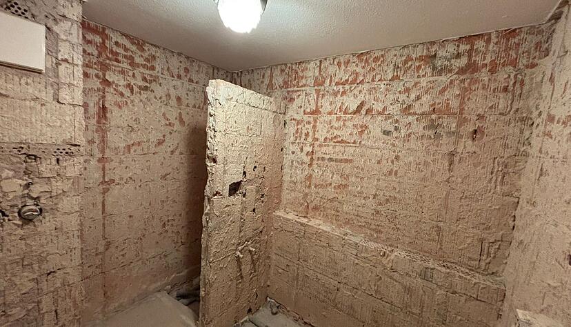 Nach dem eine Kaltwasserleitung gebrochen ist, m&uuml;ssen im Bad die Fliesen entfernt werden. Im Wohnzimmer ist durch den Wasseraustritt der Bodenbelag so stark besch&auml;digt worden, dass auch er entfernt werden muss.
Foto: privat