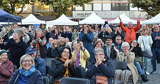 Strahlende Gesichter, lauter Jubel: Die Menschen auf dem Marktplatz feiern den Sieg Heilbronns beim Green Capital Award.