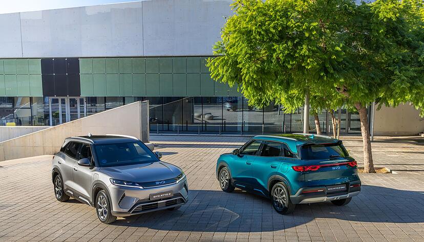BYD Atto 2 bietet k&uuml;nftig mehr Antriebsvarianten: Neben dem bekannten Elektroantrieb (links) kommt ein Plug-in-Hybrid (rechts) mit bis zu 1.000 Kilometern Reichweite.