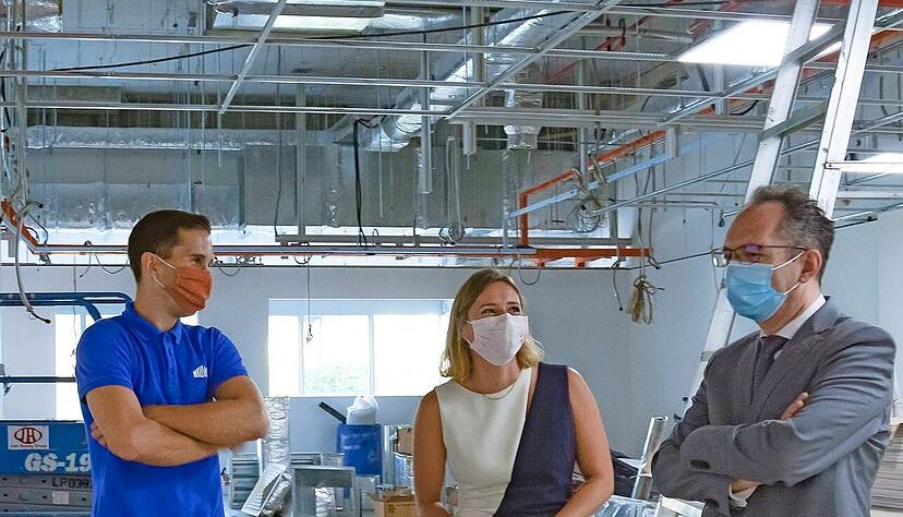 Maximilian Englisch (v.l.) und Dominique Herold besichtigen mit dem deutschen Botschafter Norbert Riedel die Baustelle.