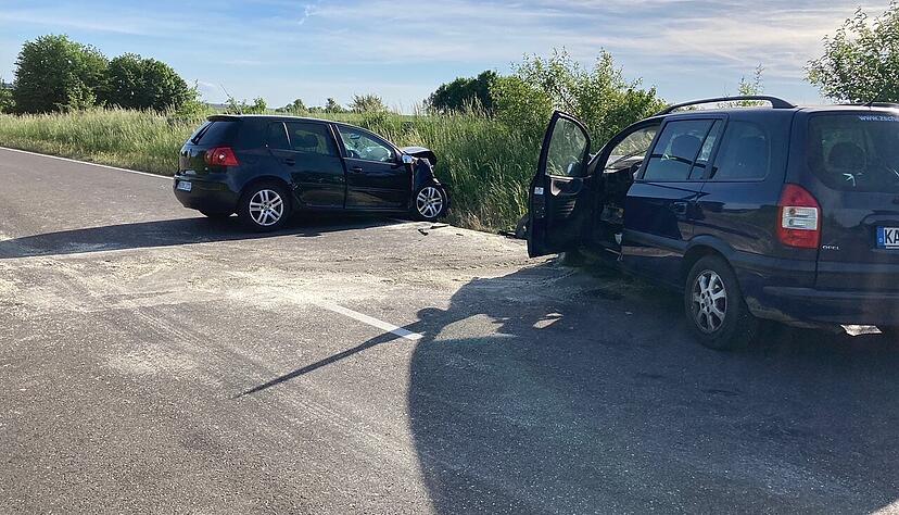 Zu einem schweren Verkehrsunfall ist es am Samstagnachmittag auf der B293 zwischen Eppingen und Eppingen-Rohrbach gekommen. Zu einem schweren Verkehrsunfall ist es am Samstagnachmittag auf der B293 zwischen Eppingen und Eppingen-Rohrbach gekommen.