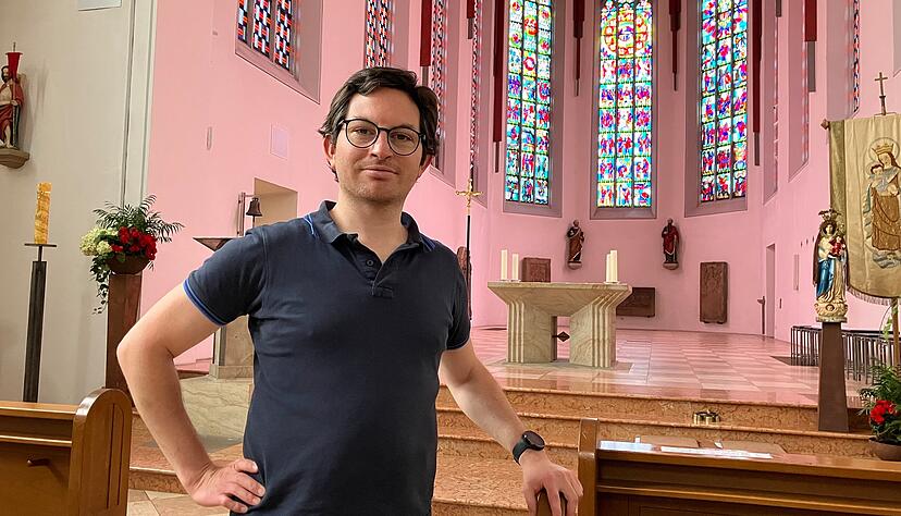 Pfarramtssekretär Luigi-Maria Rapisarda berichtet vom Überfall auf die Seniorin in der Kirche St. Peter und Paul. Pfarramtssekretär Luigi-Maria Rapisarda berichtet vom Überfall auf die Seniorin in der Kirche St. Peter und Paul.